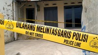 Salah seorang warga, Somani (46), mengatakan sebelumnya sempat menerima laporan adanya cekcok pelaku dengan korban. Namun saat warga akan masuk ke rumah, kondisi rumah hening dan pintu sudah terkunci dari dalam. Foto: Robby Bernardi/detikJateng