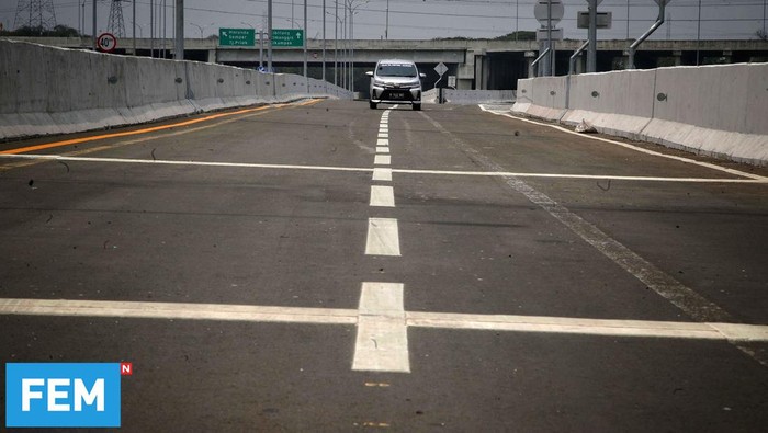 Sejumlah kendaraan melintas di kawasan Gerbang Tol Gabus dan Gerbang tol Tarumajaya Jalan Tol Cibitung-Cilincing Seksi 1 di kawasan Kabupaten Bekasi, Jawa Barat, Rabu (21/9). Presiden Joko Widodo telah meresmikan Jalan Tol Cibitung-Cilincing sepanjang 27,2 Km yang merupakan bagian dari Jakarta Outer Ring Road (JORR) 2.
