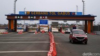 Sejumlah kendaraan melintas di gerbang tol Gabus.
