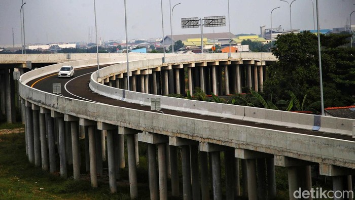 Sejumlah kendaraan melintas di kawasan Gerbang Tol Gabus dan Gerbang tol Tarumajaya Jalan Tol Cibitung-Cilincing Seksi 1 di kawasan Kabupaten Bekasi, Jawa Barat, Rabu (21/9). Presiden Joko Widodo telah meresmikan Jalan Tol Cibitung-Cilincing sepanjang 27,2 Km yang merupakan bagian dari Jakarta Outer Ring Road (JORR) 2.