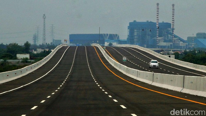 Sejumlah kendaraan melintas di kawasan Gerbang Tol Gabus dan Gerbang tol Tarumajaya Jalan Tol Cibitung-Cilincing Seksi 1 di kawasan Kabupaten Bekasi, Jawa Barat, Rabu (21/9). Presiden Joko Widodo telah meresmikan Jalan Tol Cibitung-Cilincing sepanjang 27,2 Km yang merupakan bagian dari Jakarta Outer Ring Road (JORR) 2.