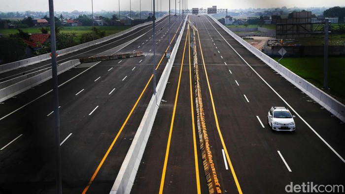 Tol Cibitung-Cilincing Sejumlah kendaraan melintas di kawasan Gerbang Tol Gabus dan Gerbang tol Tarumajaya Jalan Tol Cibitung-Cilincing Seksi 1 di kawasan Kabupaten Bekasi, Jawa Barat, Rabu (21/9). Presiden Joko Widodo telah meresmikan Jalan Tol Cibitung-Cilincing sepanjang 27,2 Km yang merupakan bagian dari Jakarta Outer Ring Road (JORR) 2.