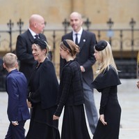 Seperti dikutip dari New York Post, tak ada perlakuan istimewa untuk dua anak Permaisuri Camilla yang hadir ke pemakaman Ratu Elizabeth II. Tom dan Laura serta anak-anak mereka diperlakukan seperti tamu lainnya karena mereka masih menjadi rakyat biasa alias tidak mendapatkan gelar kerajaan. Foto: Getty Images/Chris Jackson