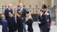 Seperti dikutip dari New York Post, tak ada perlakuan istimewa untuk dua anak Permaisuri Camilla yang hadir ke pemakaman Ratu Elizabeth II. Tom dan Laura serta anak-anak mereka diperlakukan seperti tamu lainnya karena mereka masih menjadi rakyat biasa alias tidak mendapatkan gelar kerajaan. Foto: Getty Images/Chris Jackson