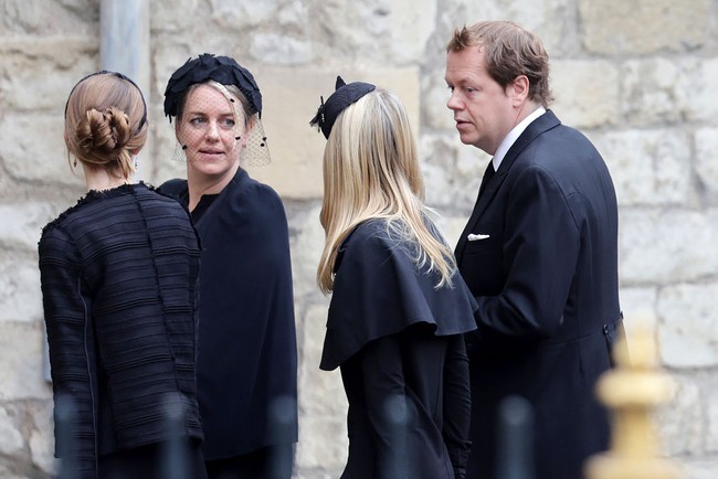 Berstatus orang biasa, Tom Parker Bowles dan Laura Lopes juga tak ikut dalam iring-iringan keluarga Kerajaan Inggris saat mengantarkan peti jenazah Ratu Elizabeth II ke dalam Westminster Abbey. Tom, Laura dan anak-anak mereka bergabung dengan tamu lainnya yang bukan bagian dari anggota keluarga Kerajaan Inggris. Foto: Getty Images/Chris Jackson