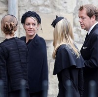 Berstatus orang biasa, Tom Parker Bowles dan Laura Lopes juga tak ikut dalam iring-iringan keluarga Kerajaan Inggris saat mengantarkan peti jenazah Ratu Elizabeth II ke dalam Westminster Abbey. Tom, Laura dan anak-anak mereka bergabung dengan tamu lainnya yang bukan bagian dari anggota keluarga Kerajaan Inggris. Foto: Getty Images/Chris Jackson
