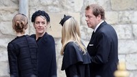 Berstatus orang biasa, Tom Parker Bowles dan Laura Lopes juga tak ikut dalam iring-iringan keluarga Kerajaan Inggris saat mengantarkan peti jenazah Ratu Elizabeth II ke dalam Westminster Abbey. Tom, Laura dan anak-anak mereka bergabung dengan tamu lainnya yang bukan bagian dari anggota keluarga Kerajaan Inggris. Foto: Getty Images/Chris Jackson