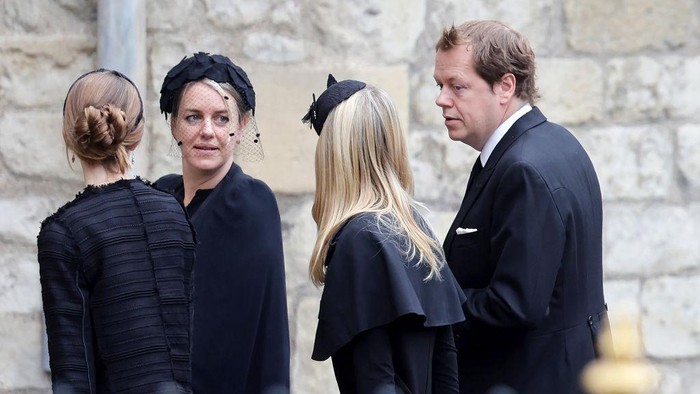 Tom Parker Bowles dan Laura Lopes LONDON, ENGLAND - SEPTEMBER 19: Children of the Queen Consort, Laura Lopes and Tom Parker Bowles arrive with their family at Westminster Abbey ahead of The State funeral of Queen Elizabeth II on September 19, 2022 in London, England. Elizabeth Alexandra Mary Windsor was born in Bruton Street, Mayfair, London on 21 April 1926. She married Prince Philip in 1947 and ascended the throne of the United Kingdom and Commonwealth on 6 February 1952 after the death of her Father, King George VI. Queen Elizabeth II died at Balmoral Castle in Scotland on September 8, 2022, and is succeeded by her eldest son, King Charles III.  (Photo by Chris Jackson/Getty Images)