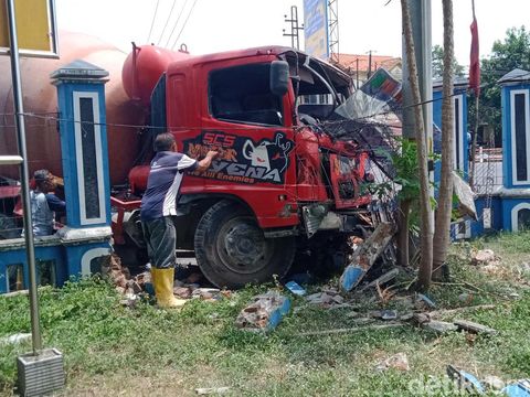 Truk molen menghantam pagar terminal Penggung, Kecamatan Ceper, Klaten, Rabu (21/9/2022).