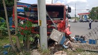 Karena di depannya banyak kendaraan yang berhenti karena APILL menyala merah, Slamet pun banting stir ke kanan. Truknya menabrak median jalan tapi terus melaju sampai menghantam pagar Terminal Penggung. Foto: Achmad Hussein Syauqi/detikJateng