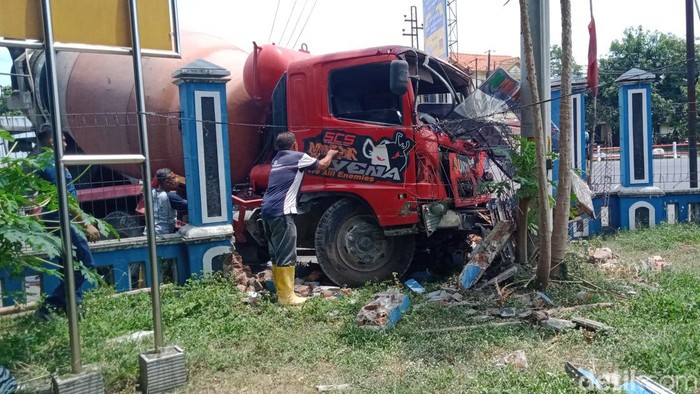 Truk molen muatan cor semen bernopol B 9275 DV mengalami kecelakaan di Jalan Jogja-Solo, Terminal Penggung, Kecamatan Ceper, Klaten, Rabu (21/9/2022). Truk itu melompati median jalan dan akhirnya menghantam pagar tembok terminal. Truk molen muatan cor semen bernopol B 9275 DV mengalami kecelakaan di Jalan Jogja-Solo, Terminal Penggung, Kecamatan Ceper, Klaten, Rabu (21/9/2022). Truk itu melompati median jalan dan akhirnya menghantam pagar tembok terminal.