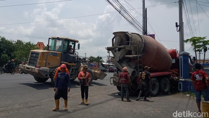 Truk molen muatan cor semen bernopol B 9275 DV mengalami kecelakaan di Jalan Jogja-Solo, Terminal Penggung, Kecamatan Ceper, Klaten, Rabu (21/9/2022). Truk itu melompati median jalan dan akhirnya menghantam pagar tembok terminal. Truk molen muatan cor semen bernopol B 9275 DV mengalami kecelakaan di Jalan Jogja-Solo, Terminal Penggung, Kecamatan Ceper, Klaten, Rabu (21/9/2022). Truk itu melompati median jalan dan akhirnya menghantam pagar tembok terminal.