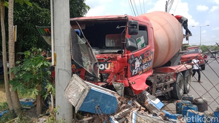 Truk molen muatan cor semen bernopol B 9275 DV mengalami kecelakaan di Jalan Jogja-Solo, Terminal Penggung, Kecamatan Ceper, Klaten, Rabu (21/9/2022). Truk itu melompati median jalan dan akhirnya menghantam pagar tembok terminal.