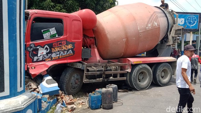 Truk molen muatan cor semen bernopol B 9275 DV mengalami kecelakaan di Jalan Jogja-Solo, Terminal Penggung, Kecamatan Ceper, Klaten, Rabu (21/9/2022). Truk itu melompati median jalan dan akhirnya menghantam pagar tembok terminal. Truk molen muatan cor semen bernopol B 9275 DV mengalami kecelakaan di Jalan Jogja-Solo, Terminal Penggung, Kecamatan Ceper, Klaten, Rabu (21/9/2022). Truk itu melompati median jalan dan akhirnya menghantam pagar tembok terminal.