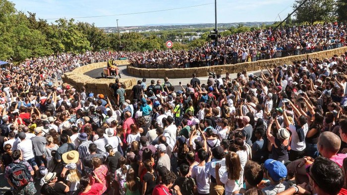 Unik, Begini Keseruan Balapan 'Kotak Sabun' di Prancis A team competes in the Red Bull Soapbox race in Toulouse on September 18, 2022. - The Red Bull Soapbox race is an event where amateur drivers race with their homemade soapbox vehicles down a 530m hill through obstacles. (Photo by Charly TRIBALLEAU / AFP) (Photo by CHARLY TRIBALLEAU/AFP via Getty Images)