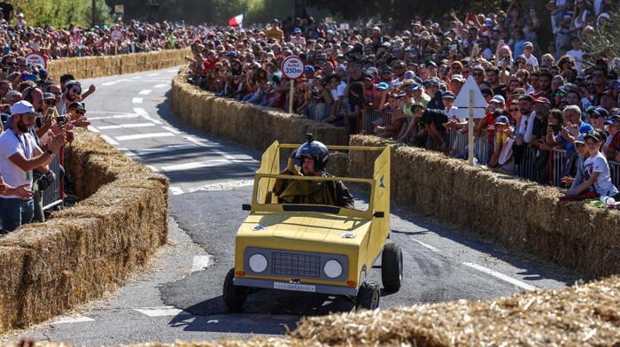 Unik, Begini Keseruan Balapan 'Kotak Sabun' di Prancis A team competes in the Red Bull Soapbox race in Toulouse on September 18, 2022. - The Red Bull Soapbox race is an event where amateur drivers race with their homemade soapbox vehicles down a 530m hill through obstacles. (Photo by Charly TRIBALLEAU / AFP) (Photo by CHARLY TRIBALLEAU/AFP via Getty Images)