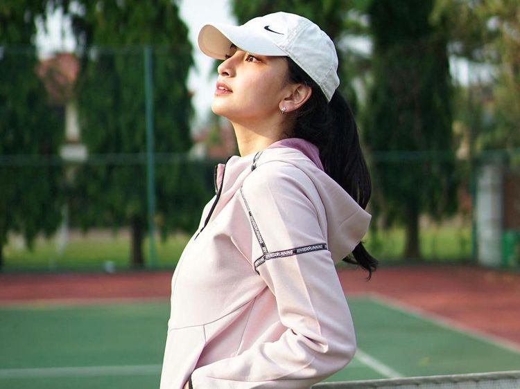 Potret Stylish Valerie Tifanka di Lapangan Tenis