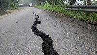 Sebuah jalan rusak terlihat setelah gempa bumi pada Senin, di Ojo de Agua, Michoacan, Meksiko 20 September 2022. REUTERS/Henry Romero.