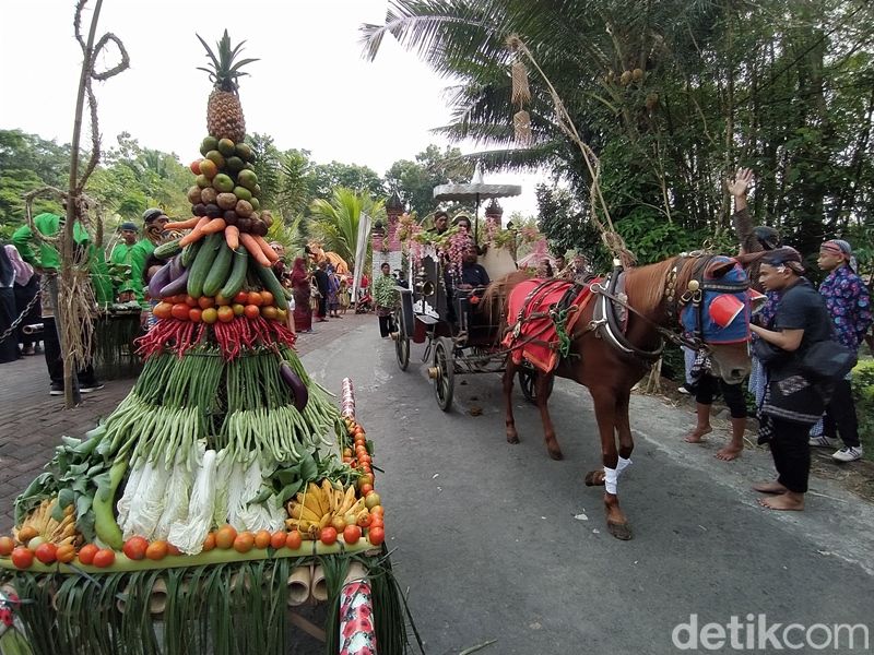 Warga Dusun Gedongan, Borobudur, Kabupaten Magelang, mengelar merti dusun yang dilangsungkan tepat pada Rebo Wekasan, Rabu (21/9/2022).