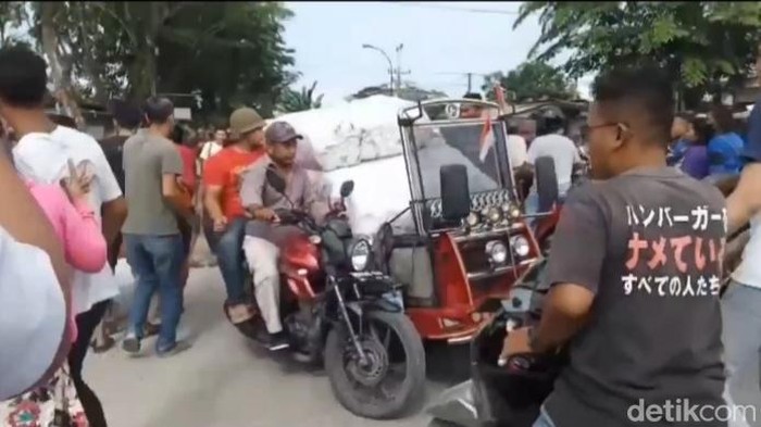 Warga merebut paksa ballpress sitaan bea cukai di Tanjungbalai.