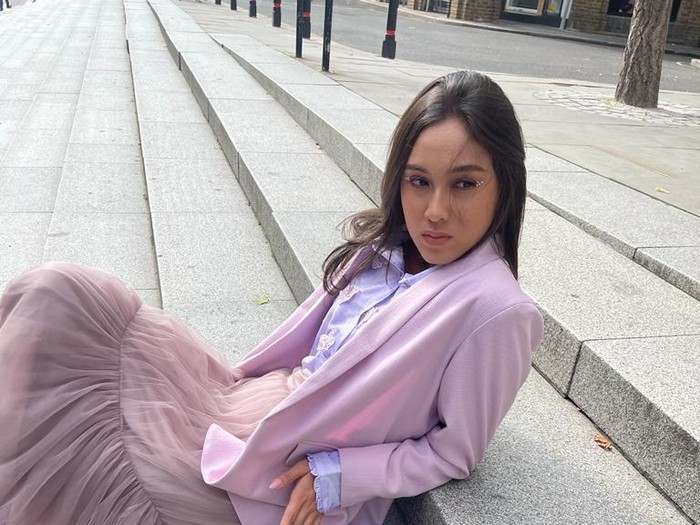 Yasmin Napper menjajal London Fashion Week 2022.