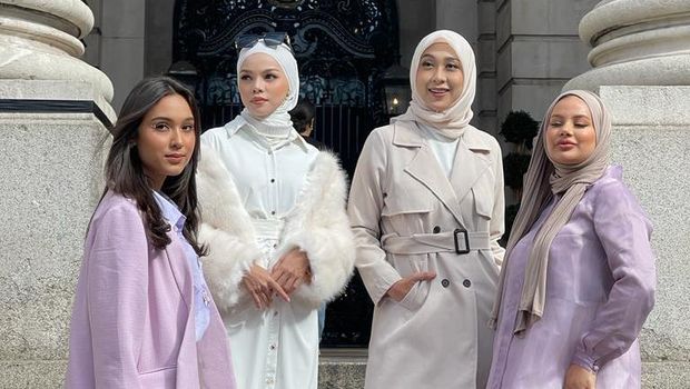 Yasmin Napper menjajal London Fashion Week 2022.
