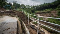 Penampakan longsor akibat Topan Nanmadol di Mimata, Prefektur Miyazaki. Topan Nanmadol menumbangkan pepohonan, memecahkan kaca-kaca jendela dan mendatangkan hujan lebat di beberapa bagian Prefektur Miyazaki, di mana dua kematian dikonfirmasi. Yuichi Yamazaki/AFP/Getty Images