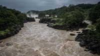 Air deras mengalir di sepanjang Sungai Sendai setelah Topan Nanmadol di Isa, prefektur Kagoshima. Yuichi Yamazaki/AFP/Getty Images