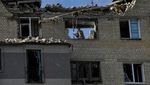Foto Rumah Warga Ukraina Amburadul Kena Rudal Rusia