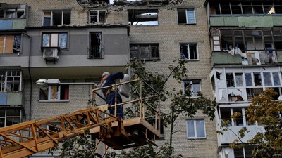 Foto Rumah Warga Ukraina Amburadul Kena Rudal Rusia