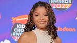 Pesona Halle Bailey Sang Princess Ariel di The Little Mermaid