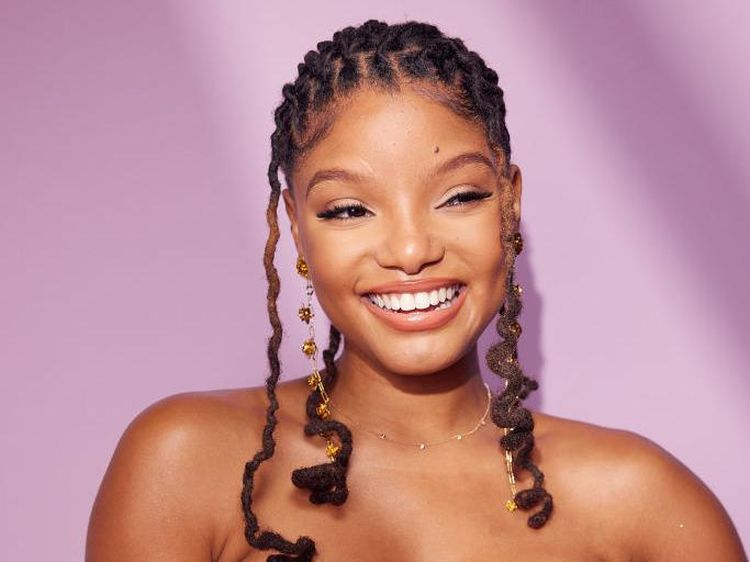 Pesona Halle Bailey Sang Princess Ariel di The Little Mermaid