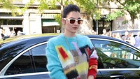Penampilan Emily Carey semakin lengkap dengan sepatu hak tinggi dan kaus kaki tinggi. (Foto: Getty Images for Fendi/Jacopo Raule)
