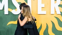 Tertangkap kamera momen hangat ketika Rami Malek dan Margot Robbie berjumpa. (Foto: Samir Hussein/WireImage/Samir Hussein)