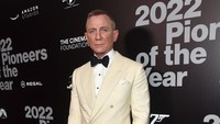 Daniel Craig tampil dengan busana putih-hitam dalam acara tersebut. (Foto: Getty Images/Alberto E. Rodriguez) 