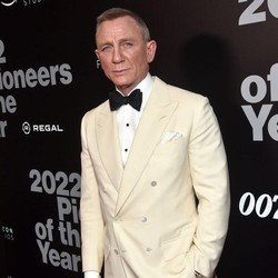 Bikin Pangling! Daniel Craig Tampil Beda di Film Baru Narnia Greta Gerwig