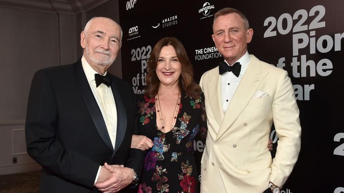 1426079443 BEVERLY HILLS, CALIFORNIA - SEPTEMBER 21: (L-R) Michael G. Wilson, Barbara Broccoli and Daniel Craig attend Will Rogers Motion Picture Pioneers Foundations 2022 Pioneer Dinner Honoring Barbara Broccoli and Michael G. Wilson at The Beverly Hilton on September 21, 2022 in Beverly Hills, California. (Photo by Alberto E. Rodriguez/Getty Images,)