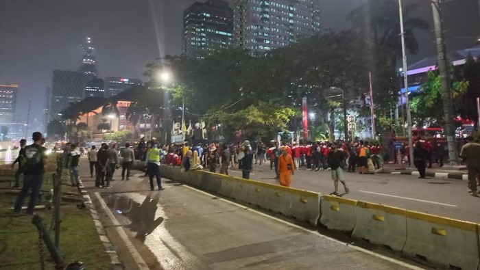 Aliansi Serikat Buruh 1001 yang menggelar aksi unjuk rasa di kawasan Patung Kuda, Jakarta Pusat mulai membubarkan diri.