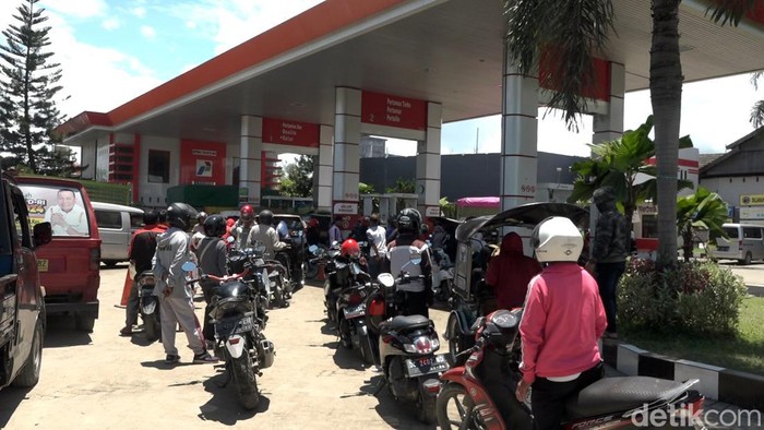 Isi BBM pakai QR Code bikin antrean panjang di SPBU di Polman, Sulbar.