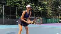 Anya memang diketahui rajin berolahraga. Selain tenis, ia juga terlihat kerap berolahraga di gym, bermain badminton, golf, hingga berkuda. (Foto: Instagram @anyageraldine)
