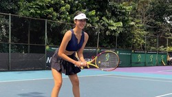 Selebgram Anya Geraldine menjajal olahraga tenis di sela-sela aktivitasnya di Amerika Serikat. Pose Anya bermain tenis tak ayal mengundang pujian warganet.