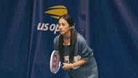 Berbeda ketika main tenis di Indoor, penampilan Anya lebih kalem. Dia tampak serius dengan raket yang sedang dipegangnya itu. (Instagram @anyageraldine)