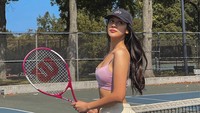 Selebgram Anya Geraldine mengunjungi Amerika Serikat untuk sebuah perhelatan acara busana. Di sela-sela aktivitasnya sebagai model, ia masih menyempatkan waktunya bermain tenis. (Foto: Instagram @anyageraldine)