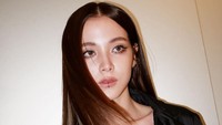 Terbang ke Milan, Baifern mengenakan busana serba hitam. (Foto: dok. Instagram @baifernbah) 
