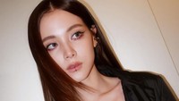 Melengkapi penampilannya, Baifern Luevisadpaibul juga mengenakan aksesori anting di bibir. (Foto: dok. Instagram @baifernbah) 