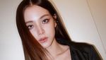 Gaya Emo Baifern Luevisadpaibul Pakai Anting Bibir Buat Milan Fashion Week