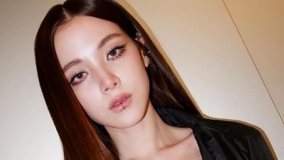 Gaya Emo Baifern Luevisadpaibul Pakai Anting Bibir Buat Milan Fashion Week