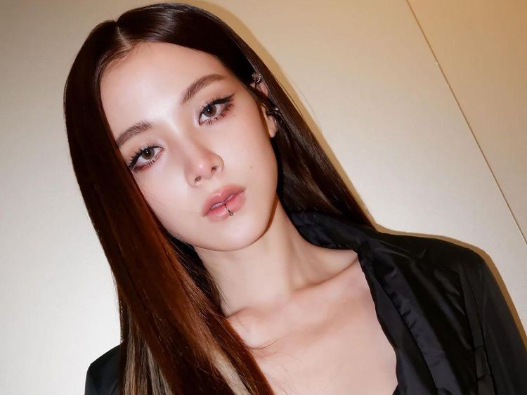 Gaya Emo Baifern Luevisadpaibul Pakai Anting Bibir Buat Milan Fashion Week