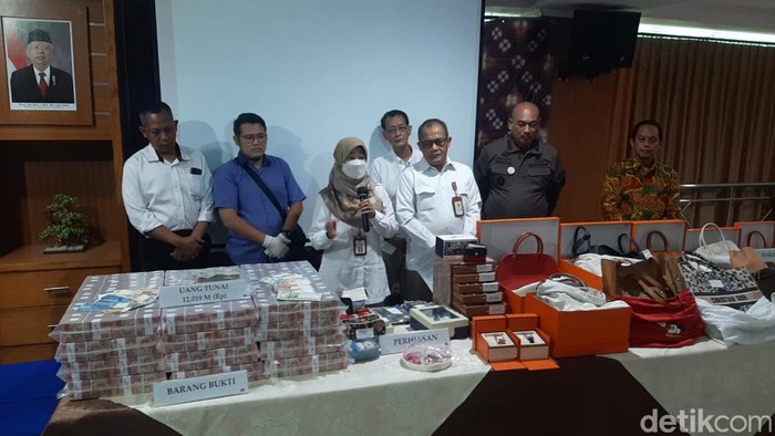 Barang bukti yang disita Kanwil DJP DIY dari dua tersangka pengemplang pajak dihadirkan dalam pers rilis, Kamis (22/9/2022).