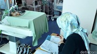 Kondisi bayi kembar siam yang lahir dengan dua kepala di RSUD dr Sadikin Kota Pariaman sudah dirujuk ke RSUD dr Jamil Padang. Bayi tersebut saat ini dalam kondisi stabil. (Jeka Kampai/detikSumut)